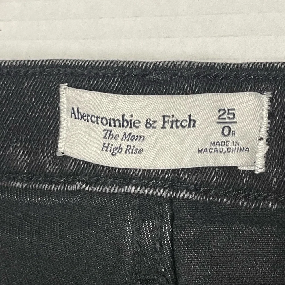 Abercrombie Fitch The Mom High Rise Distressed Jeans Sz 27x26 Black Grunge - Picture 5 of 8